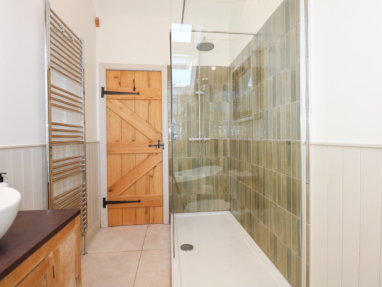 Ysgubor Maen Y Bardd, in Rowen near Conwy, North Wales. Close to a pub. Pretty views. En-suite. 5bed