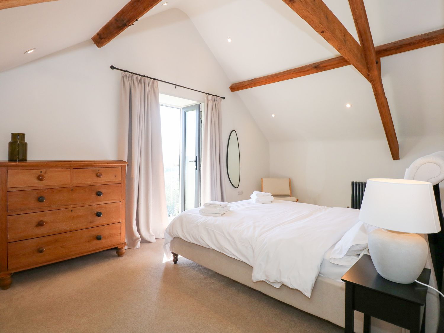 Ysgubor Maen Y Bardd, in Rowen near Conwy, North Wales. Close to a pub. Pretty views. En-suite. 5bed
