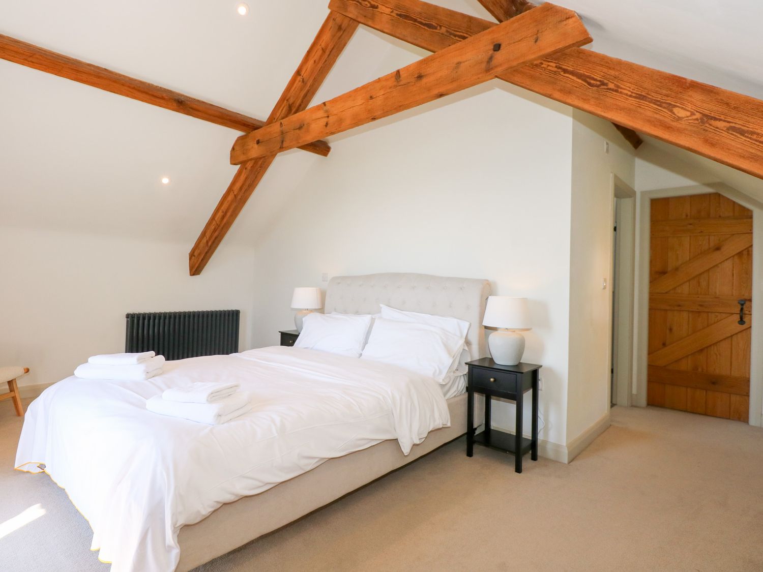Ysgubor Maen Y Bardd, in Rowen near Conwy, North Wales. Close to a pub. Pretty views. En-suite. 5bed