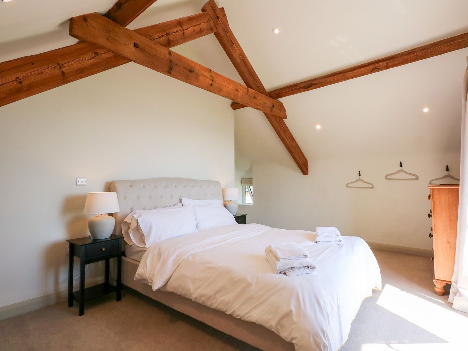 Ysgubor Maen Y Bardd, in Rowen near Conwy, North Wales. Close to a pub. Pretty views. En-suite. 5bed