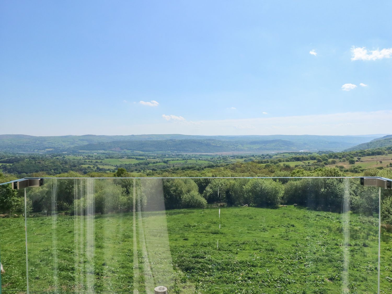 Ysgubor Maen Y Bardd, in Rowen near Conwy, North Wales. Close to a pub. Pretty views. En-suite. 5bed