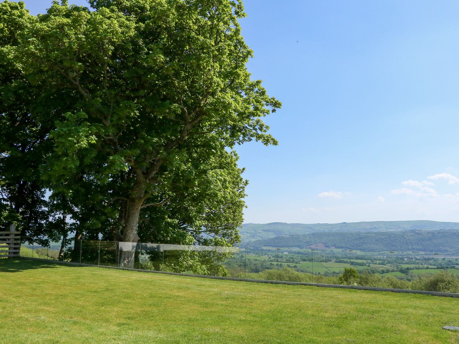 Ysgubor Maen Y Bardd, in Rowen near Conwy, North Wales. Close to a pub. Pretty views. En-suite. 5bed