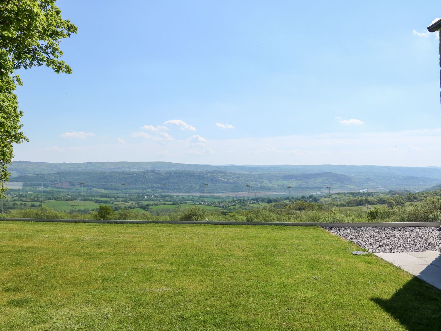 Ysgubor Maen Y Bardd, in Rowen near Conwy, North Wales. Close to a pub. Pretty views. En-suite. 5bed
