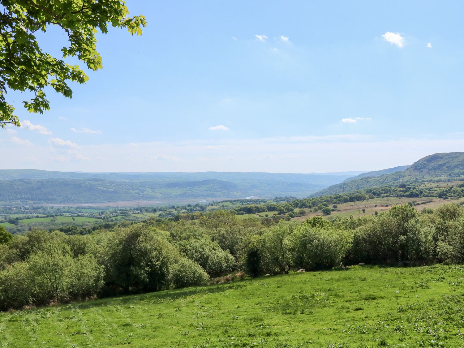 Ysgubor Maen Y Bardd, in Rowen near Conwy, North Wales. Close to a pub. Pretty views. En-suite. 5bed