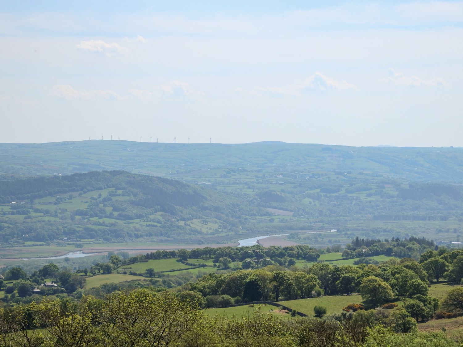 Ysgubor Maen Y Bardd, in Rowen near Conwy, North Wales. Close to a pub. Pretty views. En-suite. 5bed