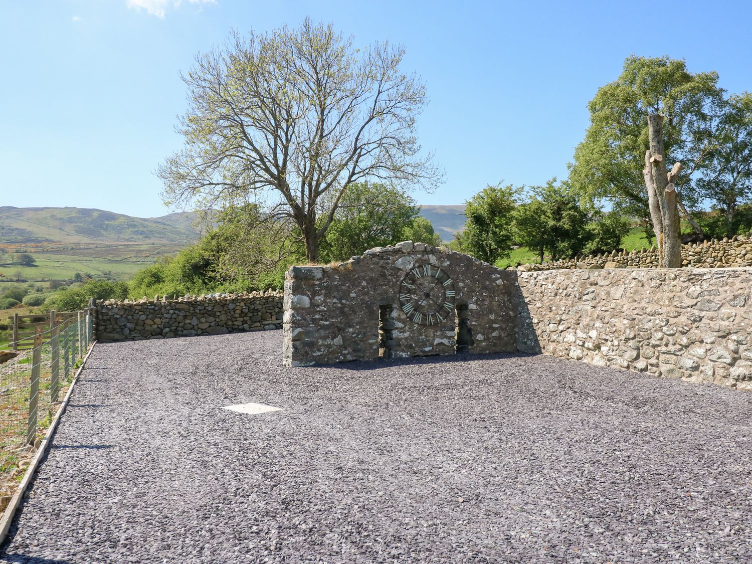 Ysgubor Maen Y Bardd, in Rowen near Conwy, North Wales. Close to a pub. Pretty views. En-suite. 5bed
