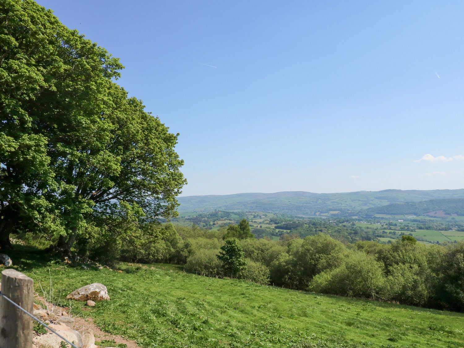Ysgubor Maen Y Bardd, in Rowen near Conwy, North Wales. Close to a pub. Pretty views. En-suite. 5bed