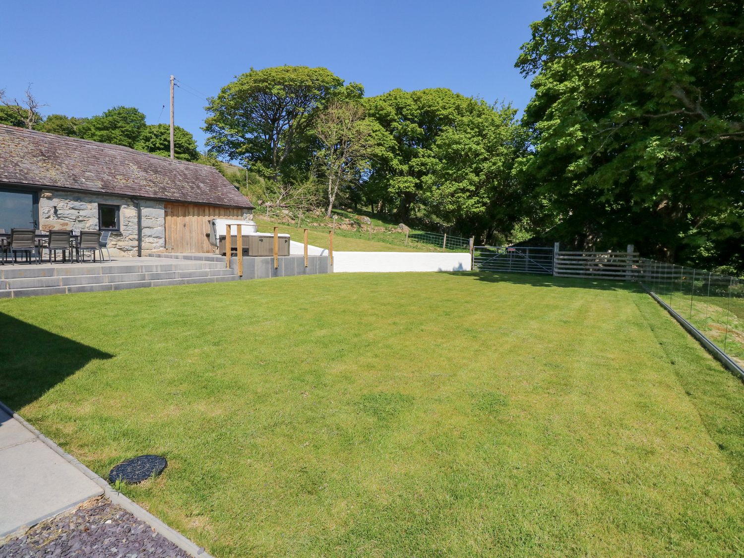 Ysgubor Maen Y Bardd, in Rowen near Conwy, North Wales. Close to a pub. Pretty views. En-suite. 5bed