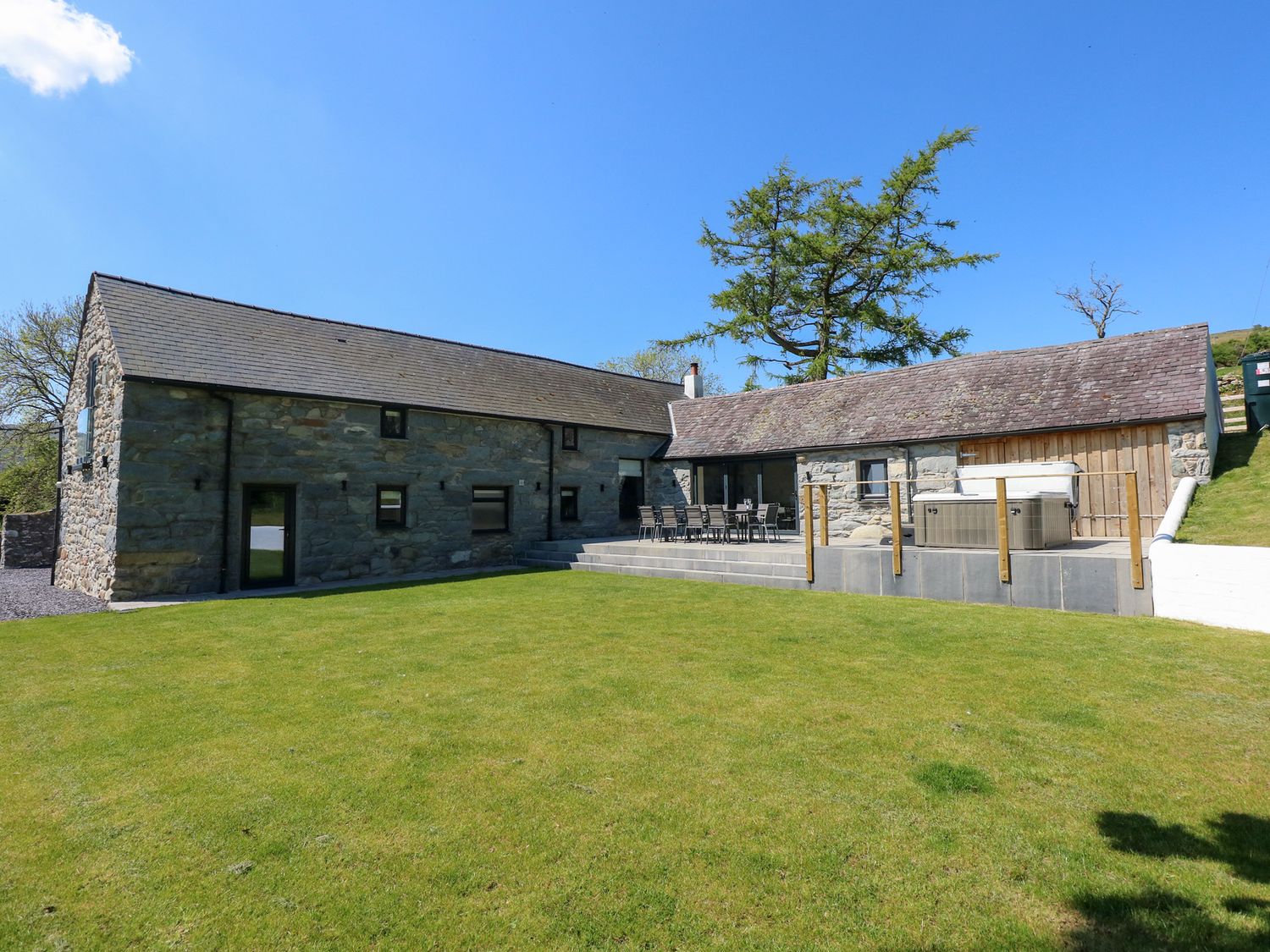 Ysgubor Maen Y Bardd, in Rowen near Conwy, North Wales. Close to a pub. Pretty views. En-suite. 5bed