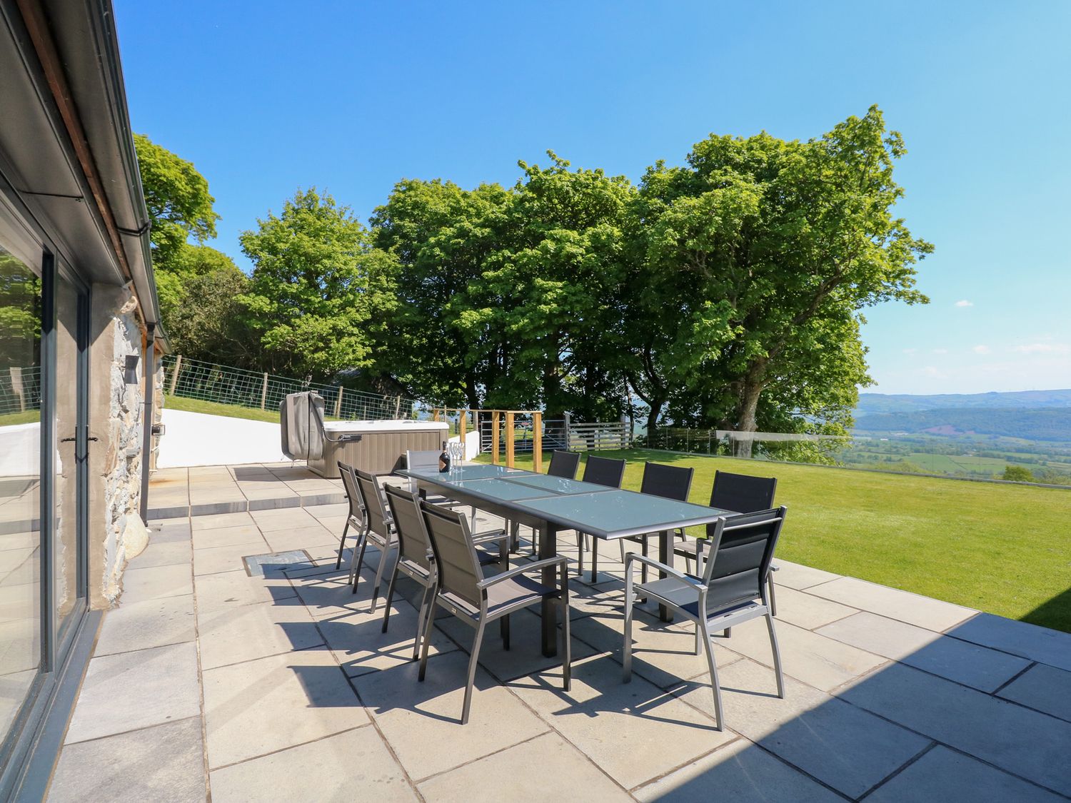 Ysgubor Maen Y Bardd, in Rowen near Conwy, North Wales. Close to a pub. Pretty views. En-suite. 5bed
