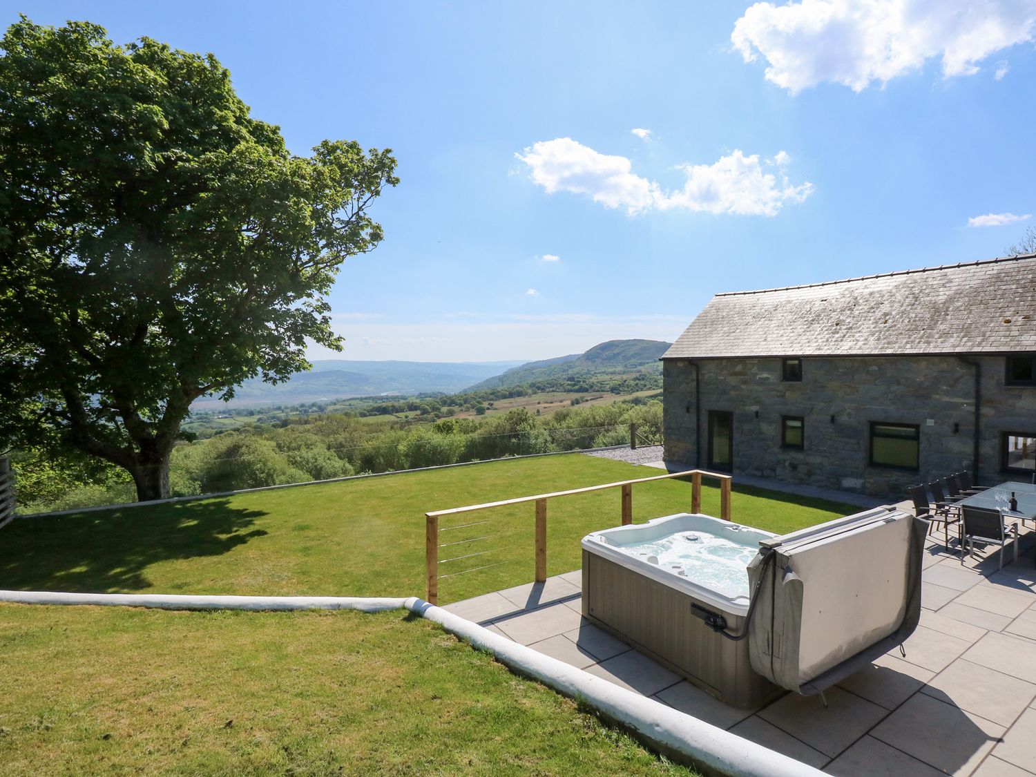 Ysgubor Maen Y Bardd, in Rowen near Conwy, North Wales. Close to a pub. Pretty views. En-suite. 5bed