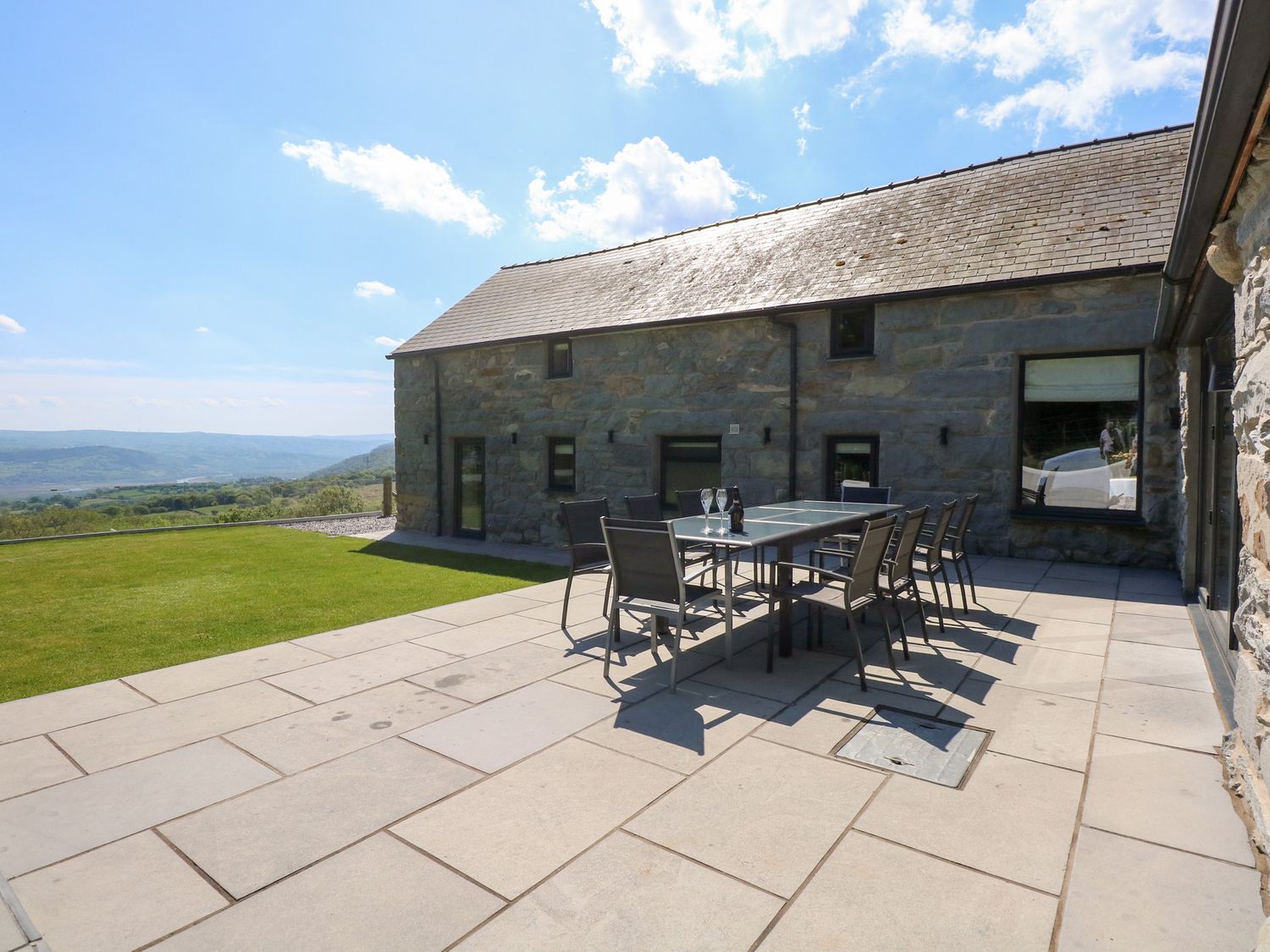 Ysgubor Maen Y Bardd, in Rowen near Conwy, North Wales. Close to a pub. Pretty views. En-suite. 5bed