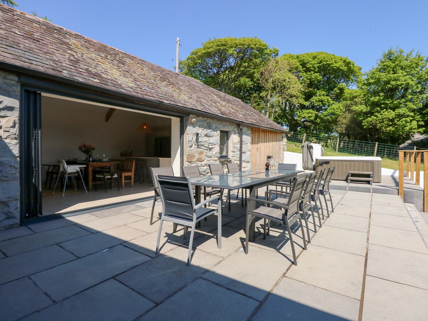 Ysgubor Maen Y Bardd, in Rowen near Conwy, North Wales. Close to a pub. Pretty views. En-suite. 5bed