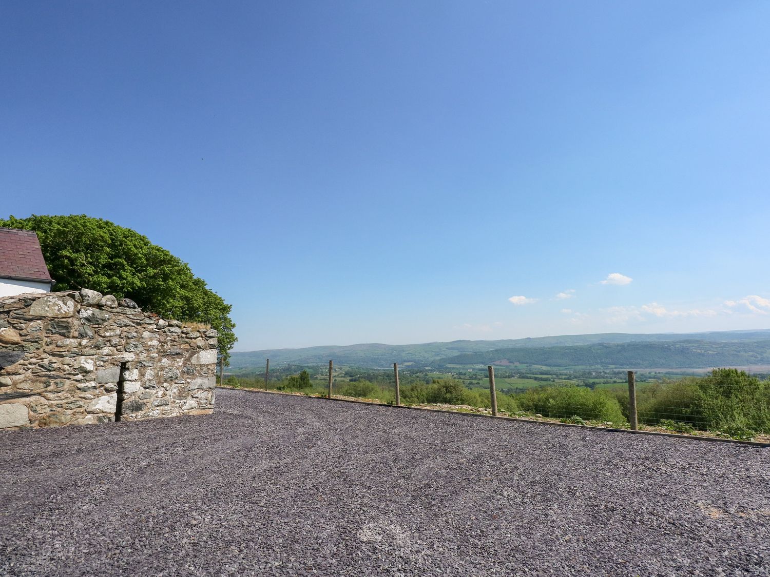 Ysgubor Maen Y Bardd, in Rowen near Conwy, North Wales. Close to a pub. Pretty views. En-suite. 5bed