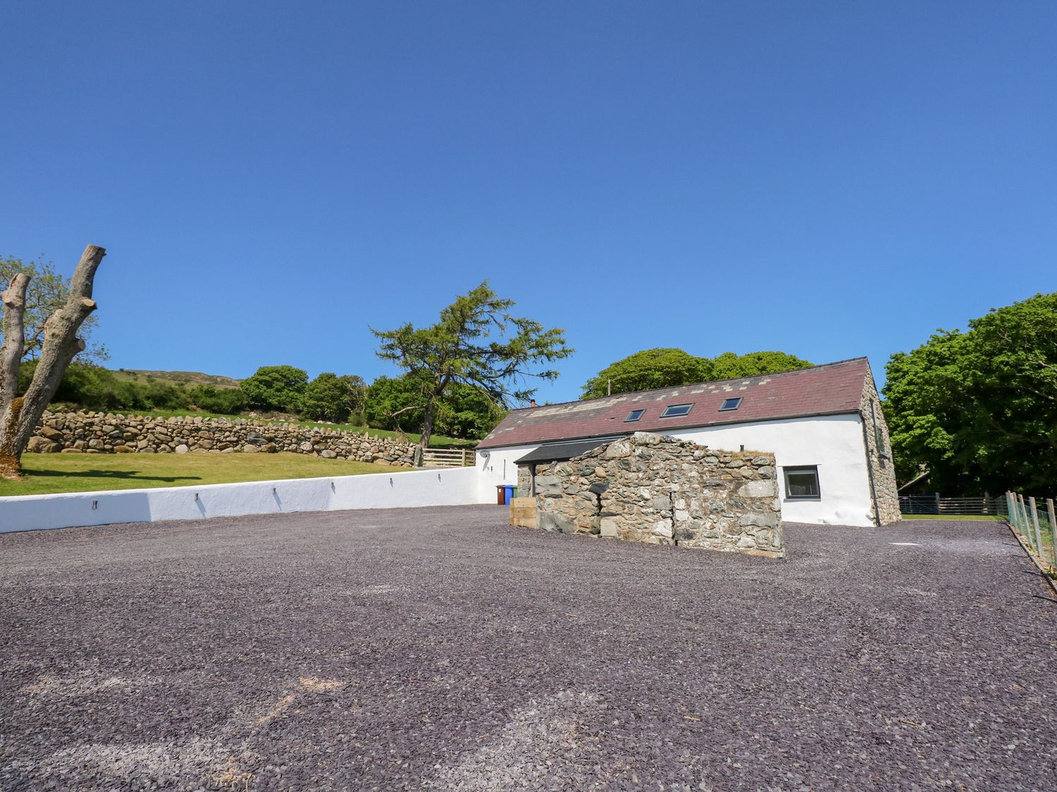 Ysgubor Maen Y Bardd, in Rowen near Conwy, North Wales. Close to a pub. Pretty views. En-suite. 5bed