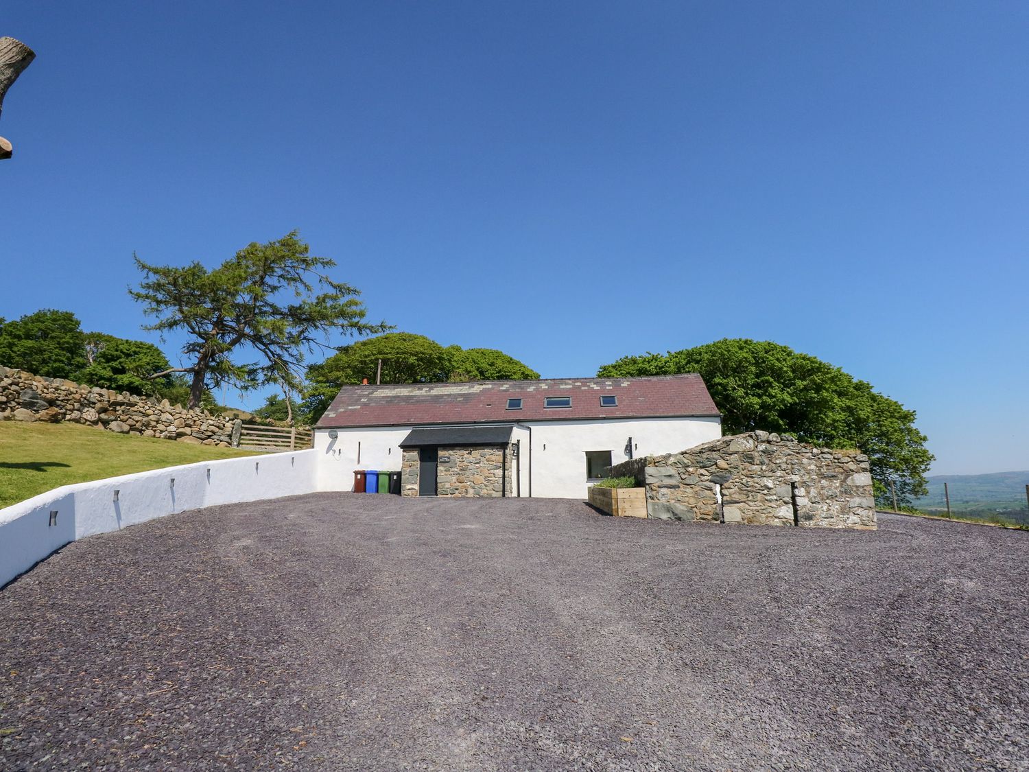 Ysgubor Maen Y Bardd, in Rowen near Conwy, North Wales. Close to a pub. Pretty views. En-suite. 5bed