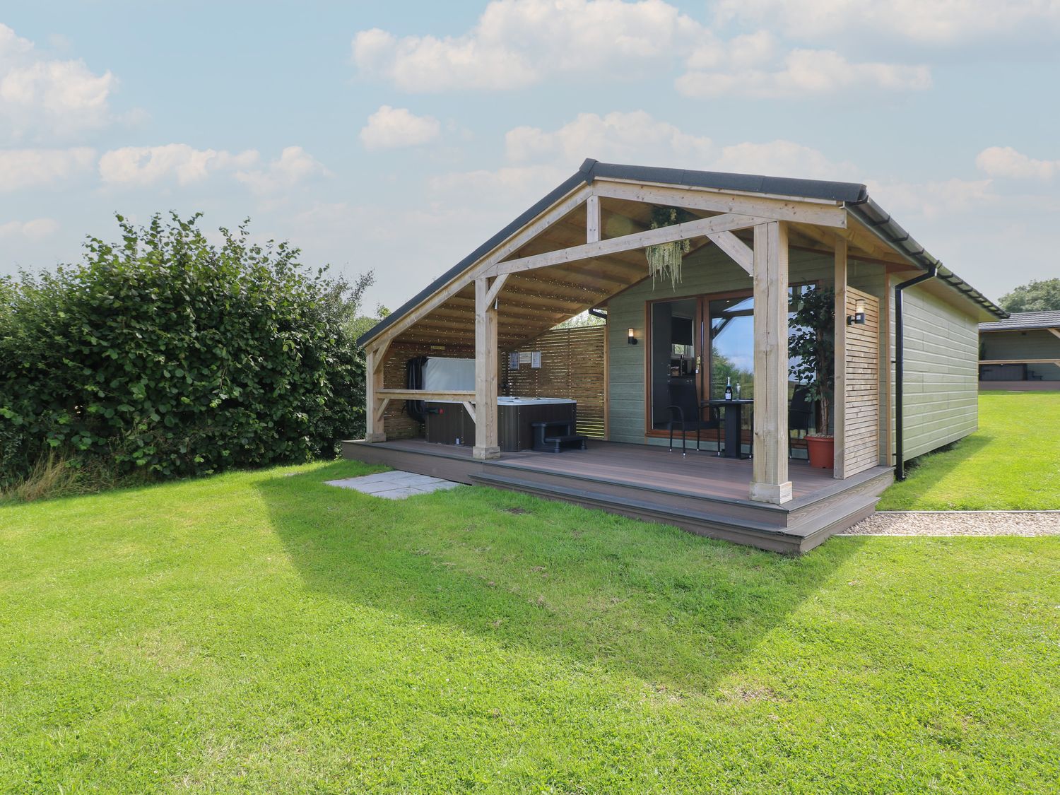 Rowan nr Donisthorpe, Leicestershire. One-bed lodge, ideal for couples with lakeside views. Hot tub.