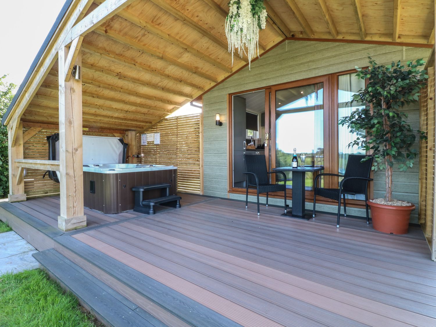 Rowan nr Donisthorpe, Leicestershire. Onebed lodge, ideal for couples with lakeside views. Hot