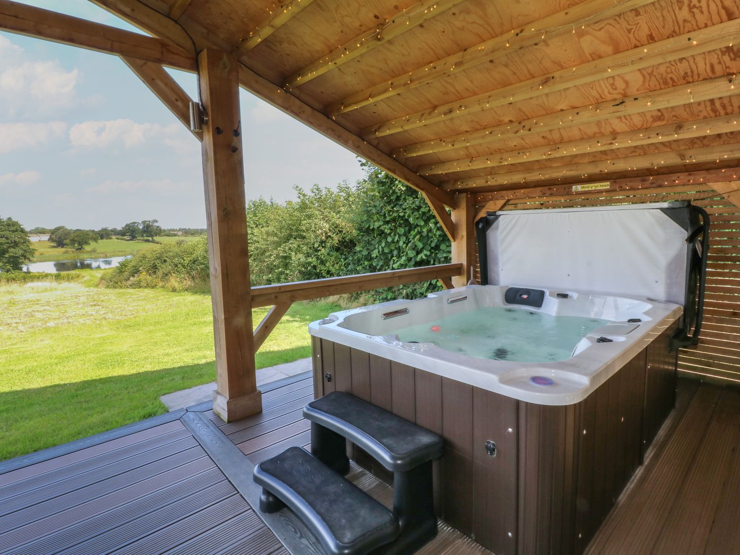 Rowan nr Donisthorpe, Leicestershire. One-bed lodge, ideal for couples with lakeside views. Hot tub.