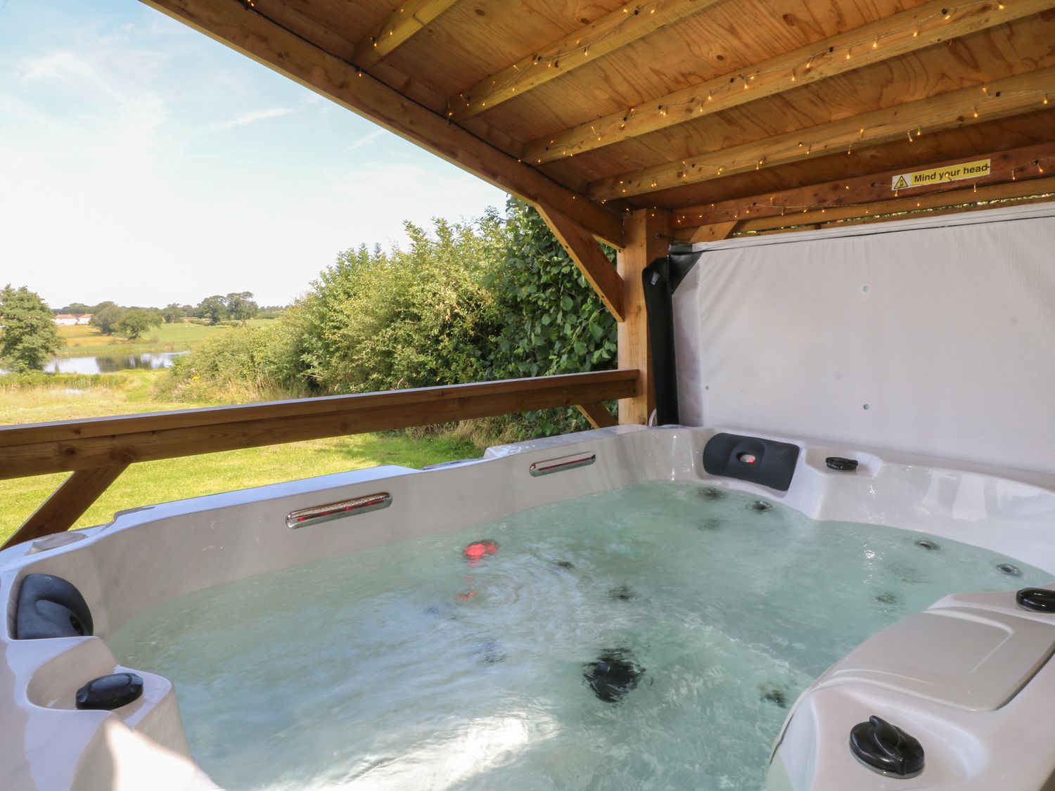 Rowan nr Donisthorpe, Leicestershire. One-bed lodge, ideal for couples with lakeside views. Hot tub.