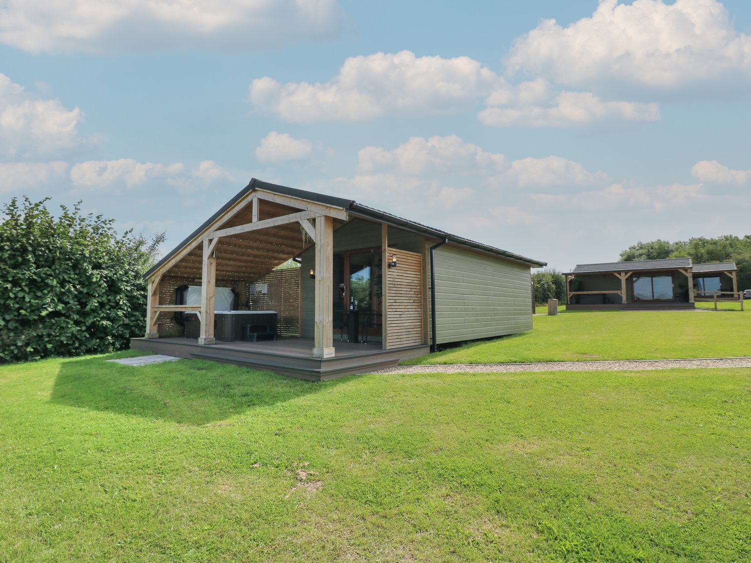 Rowan nr Donisthorpe, Leicestershire. One-bed lodge, ideal for couples with lakeside views. Hot tub.