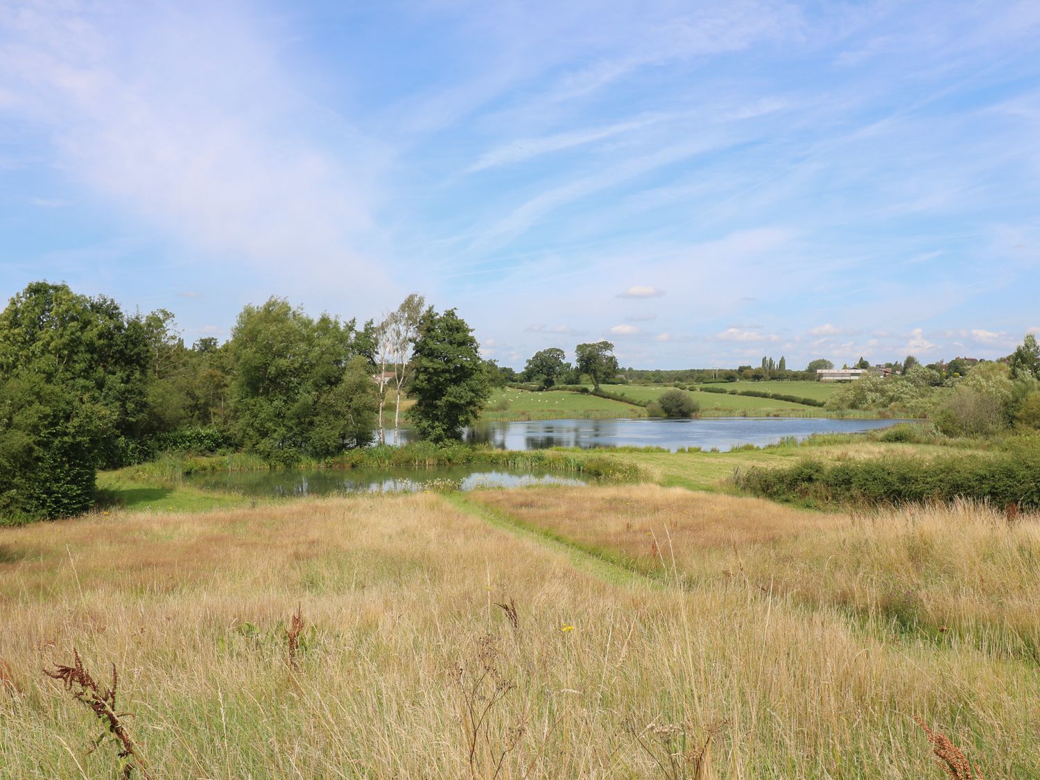 Rowan nr Donisthorpe, Leicestershire. One-bed lodge, ideal for couples with lakeside views. Hot tub.