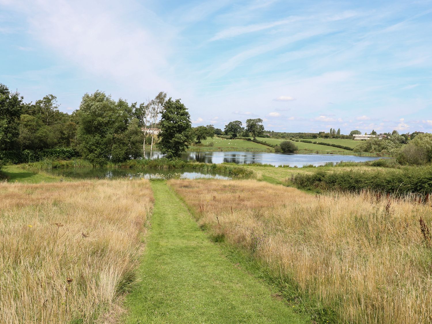 Rowan nr Donisthorpe, Leicestershire. One-bed lodge, ideal for couples with lakeside views. Hot tub.