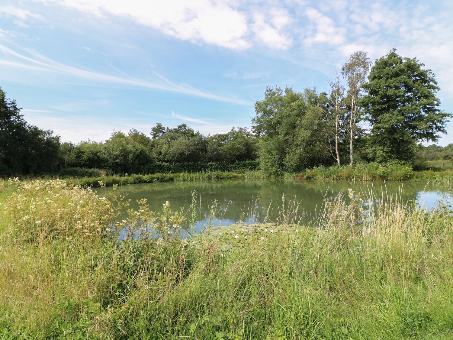 Rowan nr Donisthorpe, Leicestershire. One-bed lodge, ideal for couples with lakeside views. Hot tub.