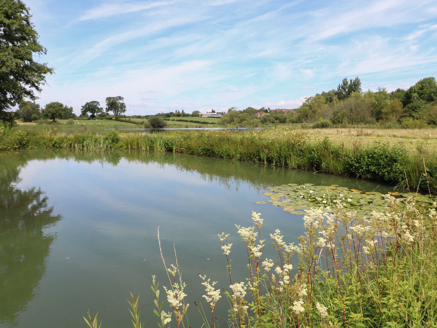 Rowan nr Donisthorpe, Leicestershire. One-bed lodge, ideal for couples with lakeside views. Hot tub.