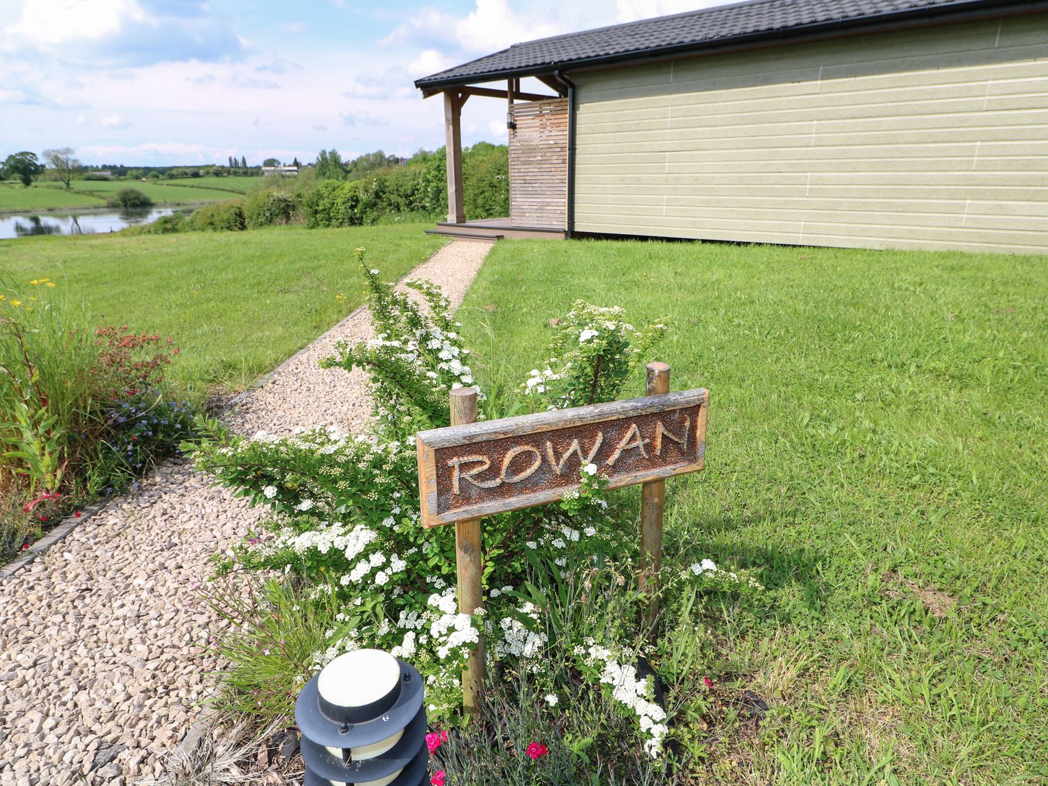 Rowan nr Donisthorpe, Leicestershire. One-bed lodge, ideal for couples with lakeside views. Hot tub.