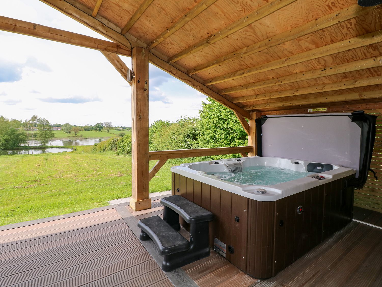 Rowan nr Donisthorpe, Leicestershire. One-bed lodge, ideal for couples with lakeside views. Hot tub.