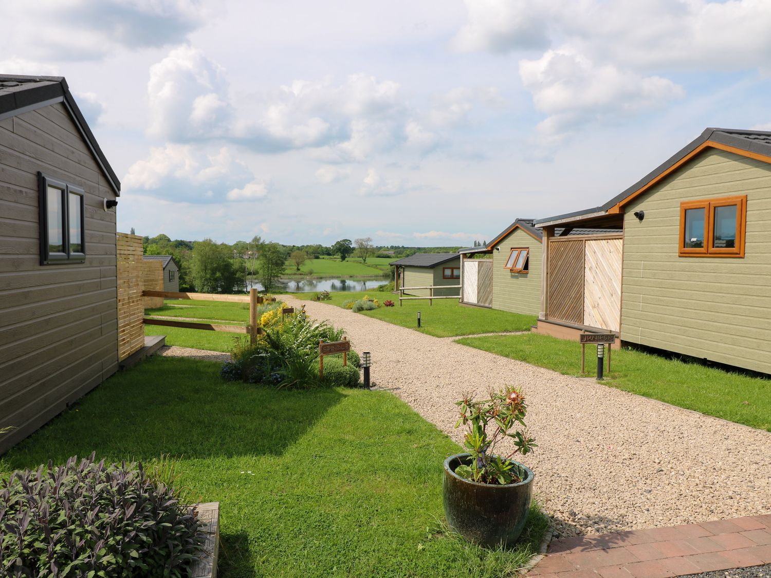 Rowan nr Donisthorpe, Leicestershire. One-bed lodge, ideal for couples with lakeside views. Hot tub.