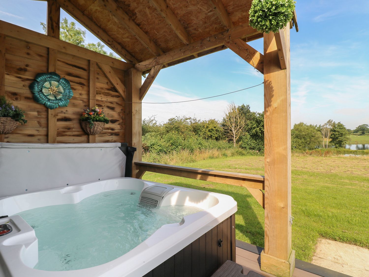 Hazel near Donisthorpe, Leicestershire. Open-plan. Ideal for two. Veranda with hot tub and furniture