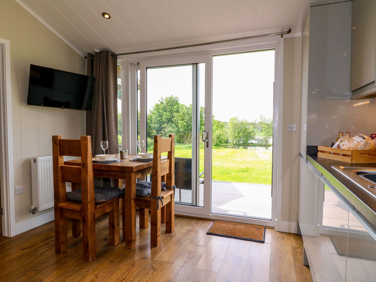 Hazel near Donisthorpe, Leicestershire. Open-plan. Ideal for two. Veranda with hot tub and furniture