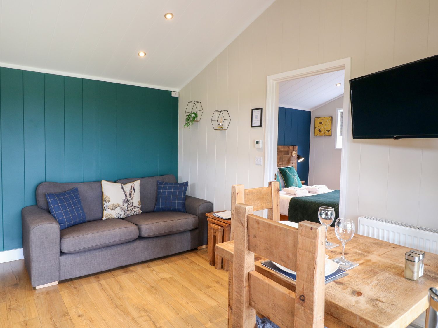 Hazel near Donisthorpe, Leicestershire. Open-plan. Ideal for two. Veranda with hot tub and furniture