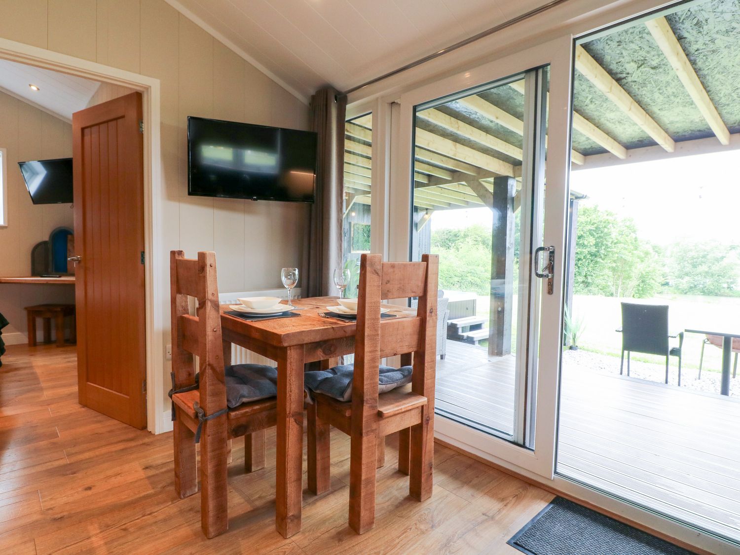 Hazel near Donisthorpe, Leicestershire. Open-plan. Ideal for two. Veranda with hot tub and furniture