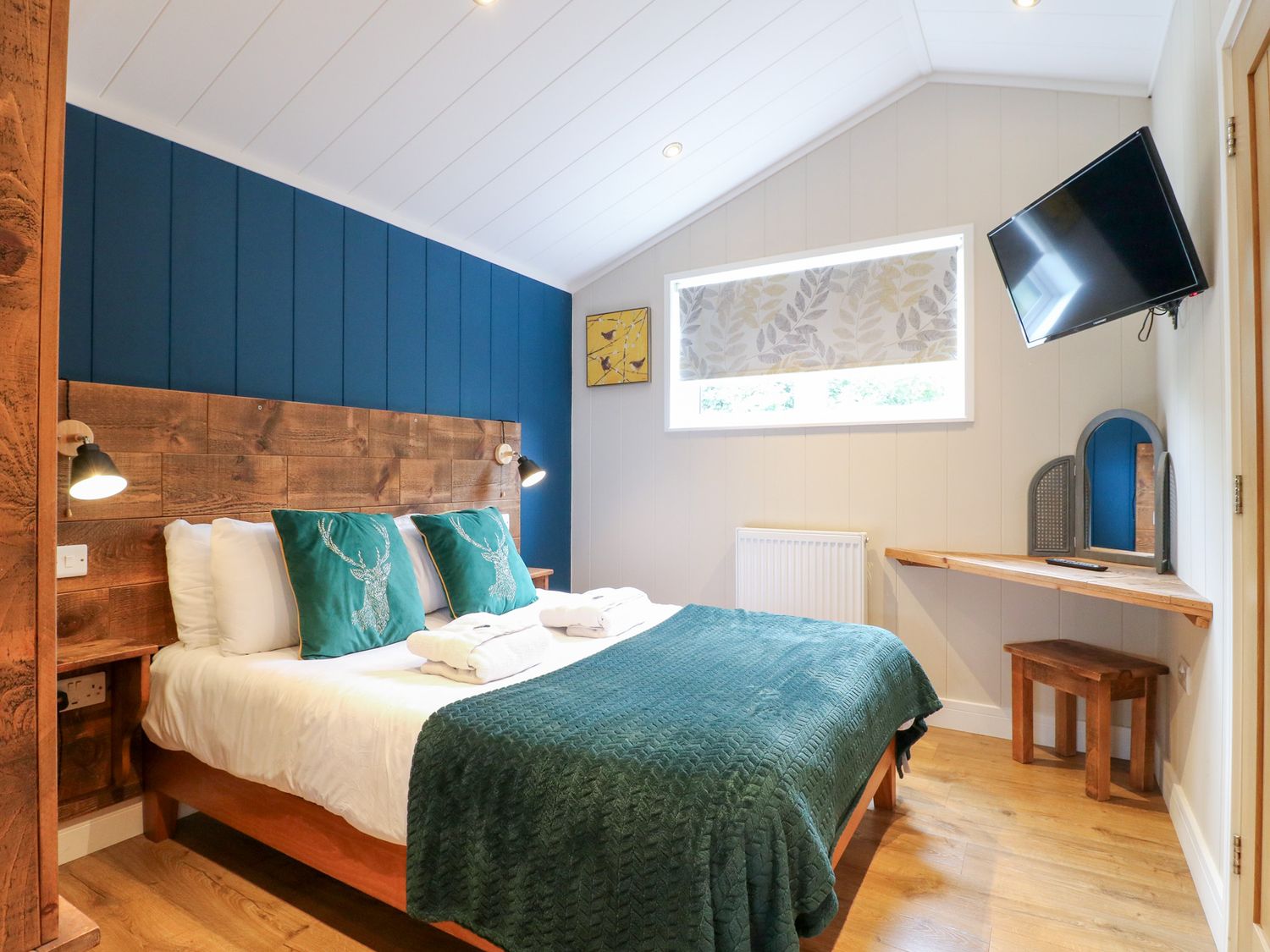 Hazel near Donisthorpe, Leicestershire. Open-plan. Ideal for two. Veranda with hot tub and furniture