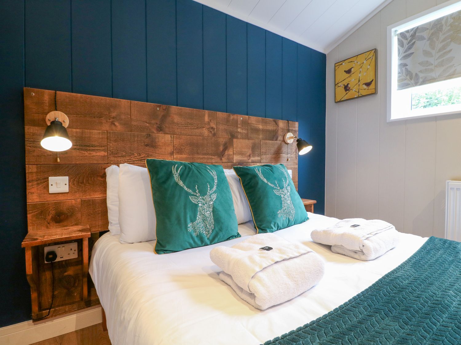 Hazel near Donisthorpe, Leicestershire. Open-plan. Ideal for two. Veranda with hot tub and furniture
