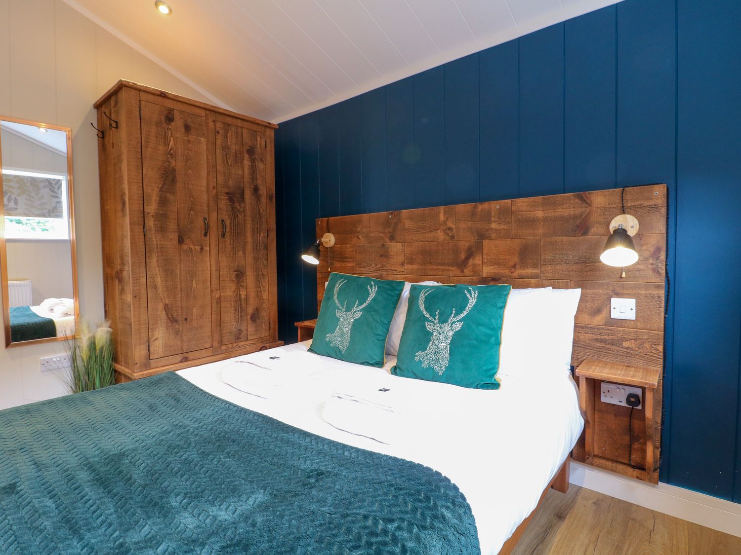 Hazel near Donisthorpe, Leicestershire. Open-plan. Ideal for two. Veranda with hot tub and furniture