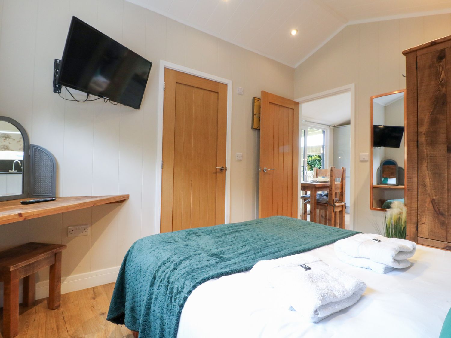 Hazel near Donisthorpe, Leicestershire. Open-plan. Ideal for two. Veranda with hot tub and furniture