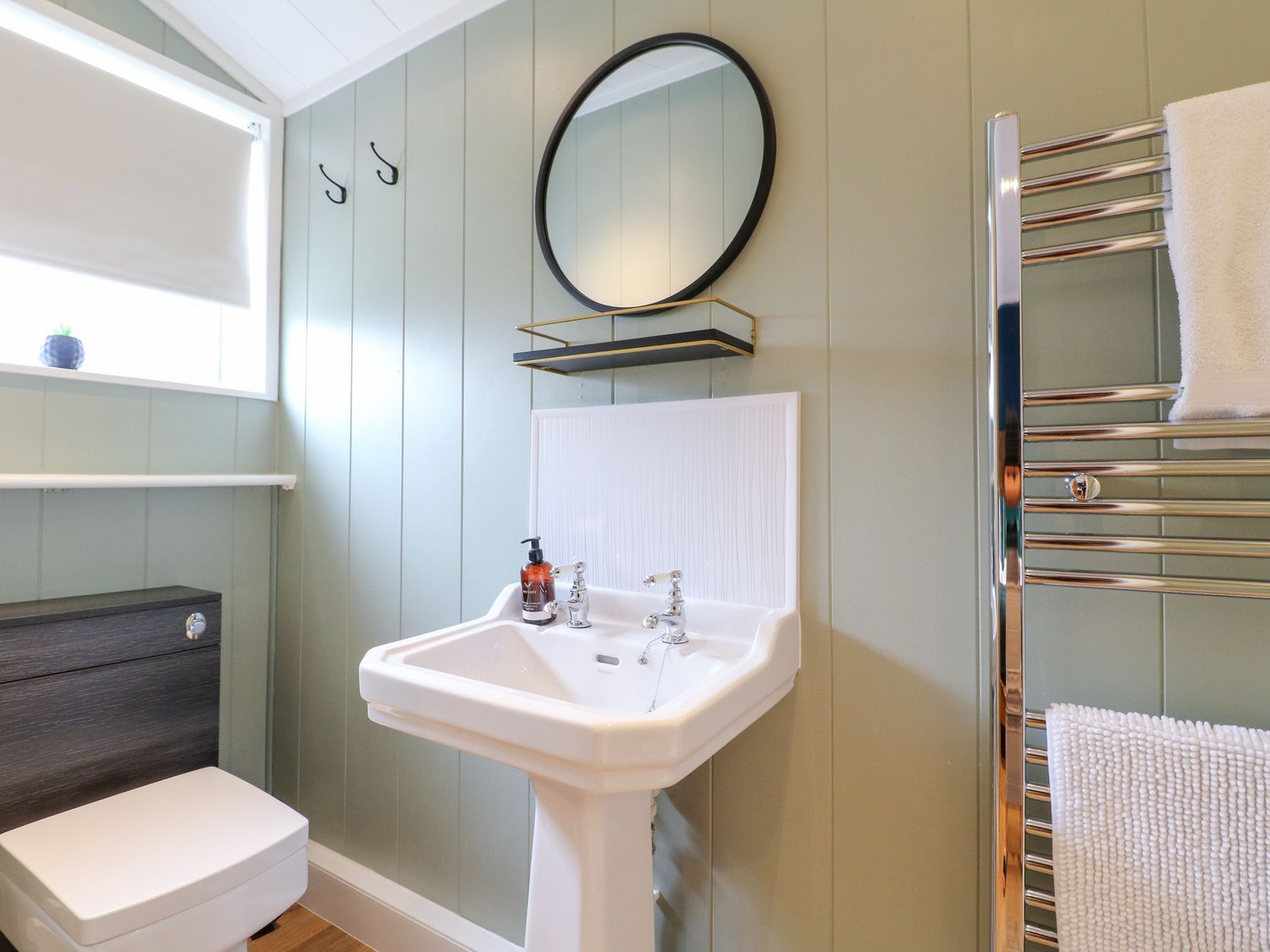 Hazel near Donisthorpe, Leicestershire. Open-plan. Ideal for two. Veranda with hot tub and furniture