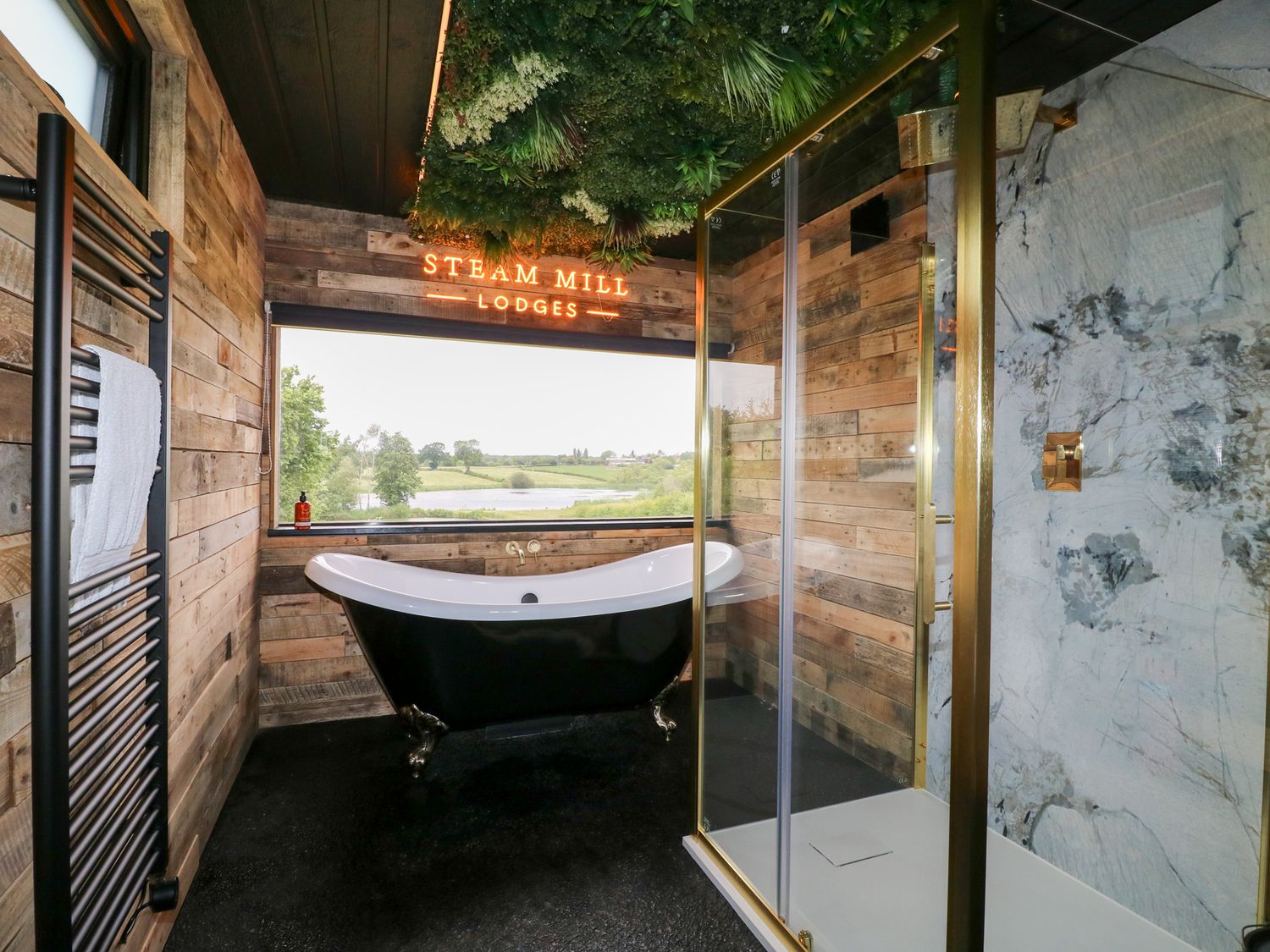 Hazel near Donisthorpe, Leicestershire. Open-plan. Ideal for two. Veranda with hot tub and furniture