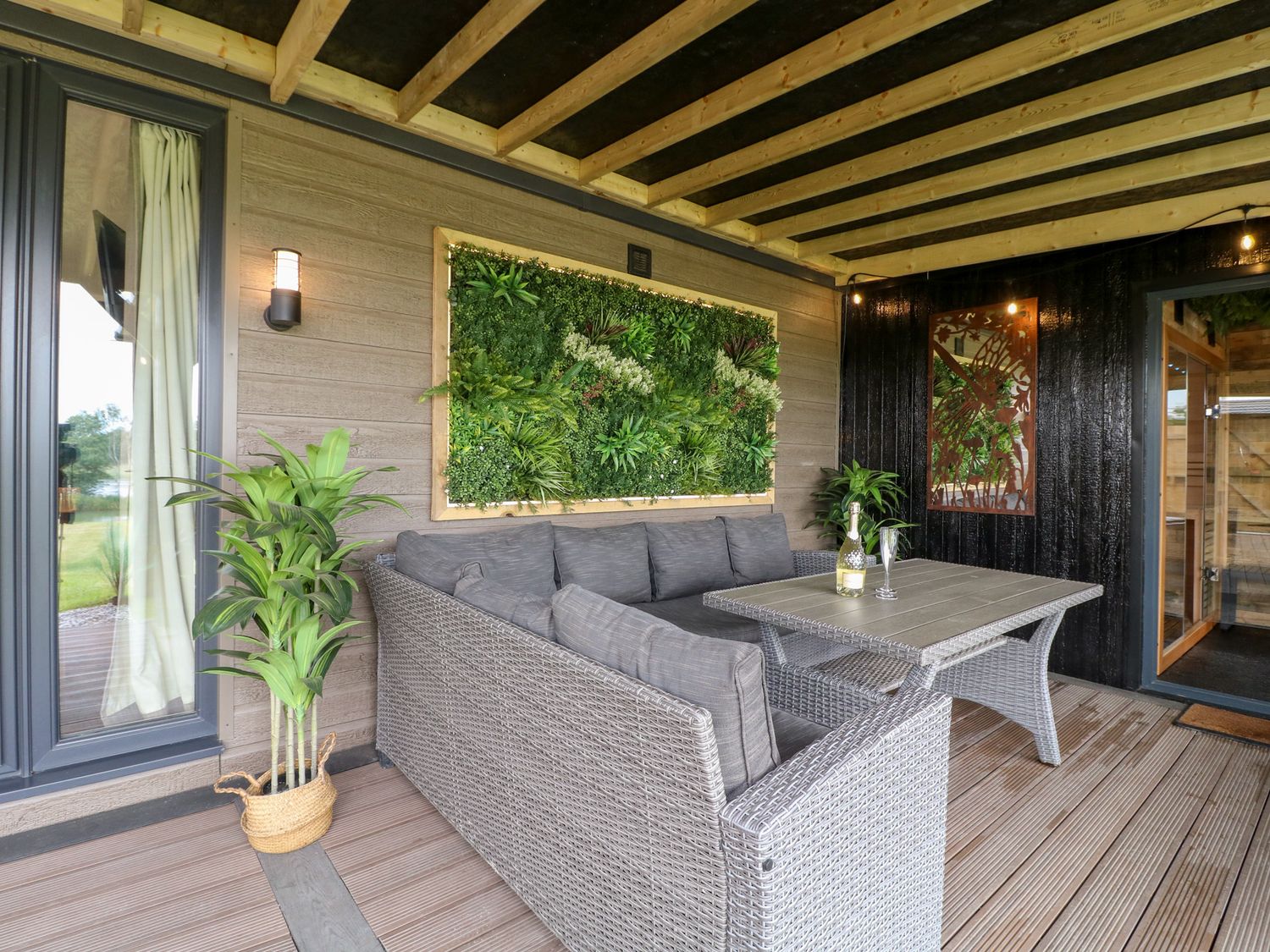 Hazel near Donisthorpe, Leicestershire. Open-plan. Ideal for two. Veranda with hot tub and furniture