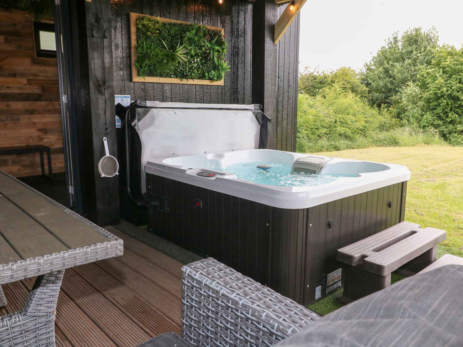Hazel near Donisthorpe, Leicestershire. Open-plan. Ideal for two. Veranda with hot tub and furniture