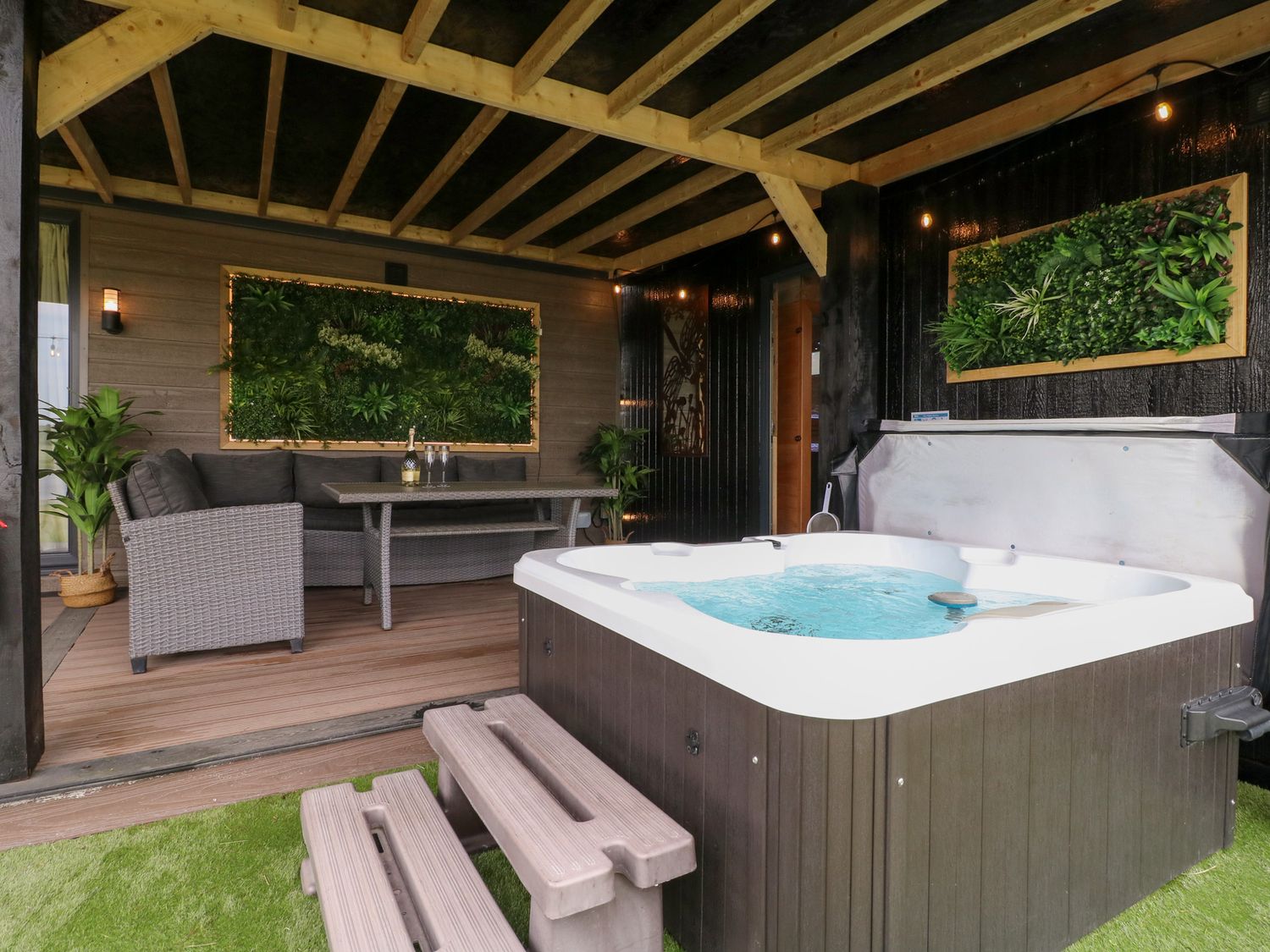 Hazel near Donisthorpe, Leicestershire. Open-plan. Ideal for two. Veranda with hot tub and furniture