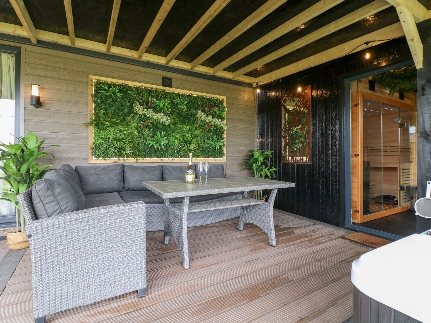 Hazel near Donisthorpe, Leicestershire. Open-plan. Ideal for two. Veranda with hot tub and furniture