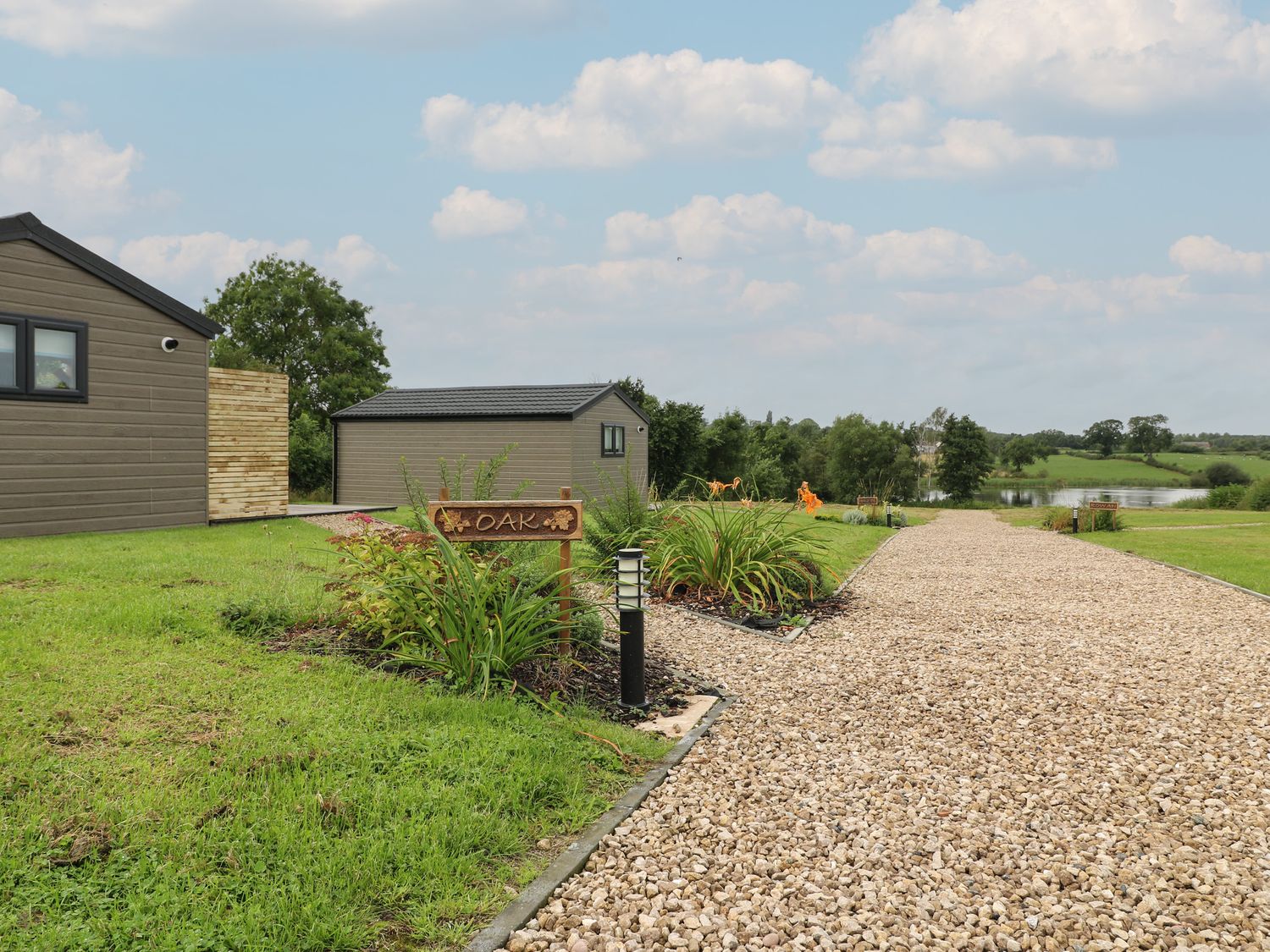 Oak, is near Donisthorpe, Leicestershire. One-bedroom lodge with lakeside views. Hot tub. Romantic. 