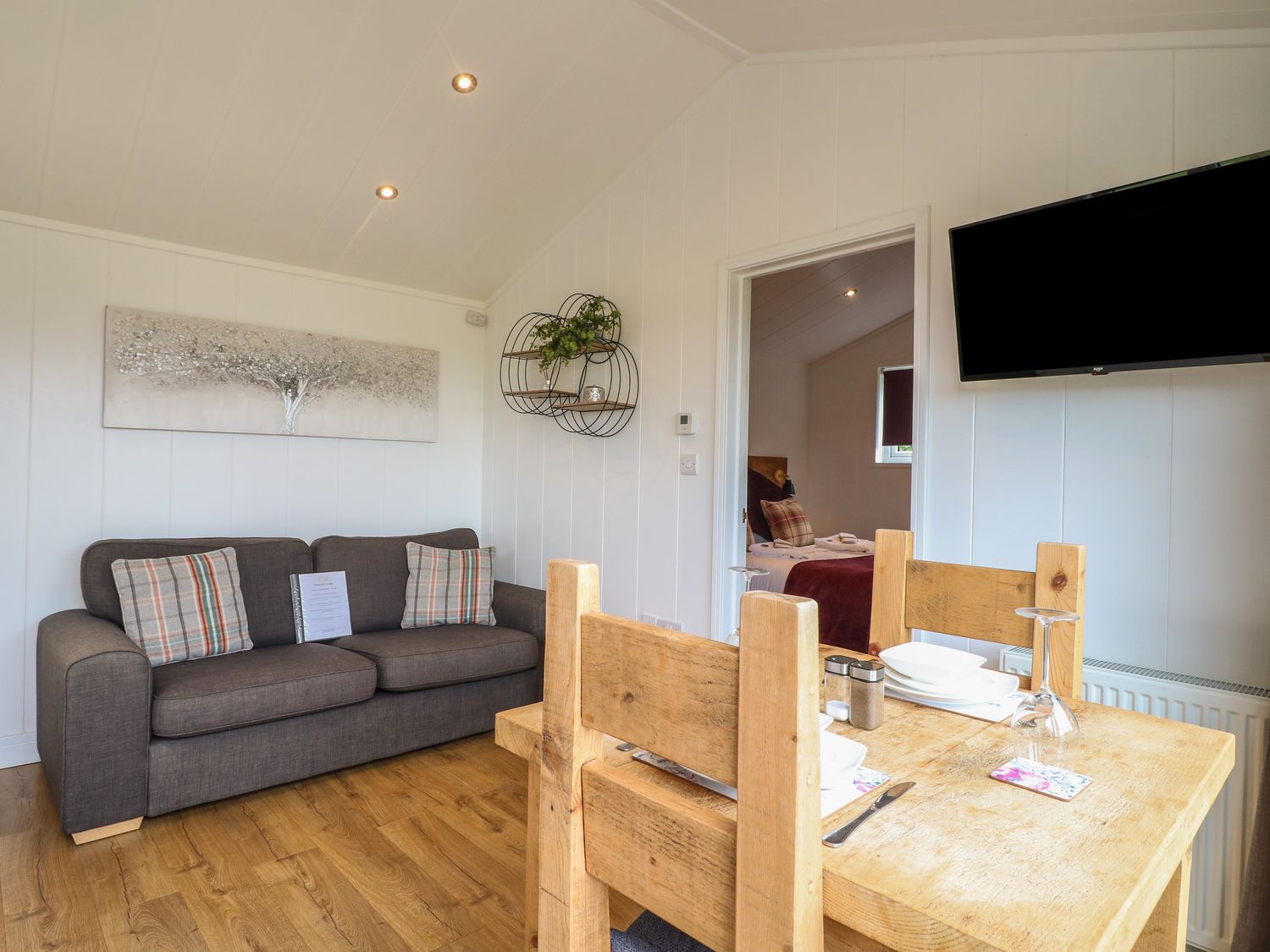 Oak, is near Donisthorpe, Leicestershire. One-bedroom lodge with lakeside views. Hot tub. Romantic. 