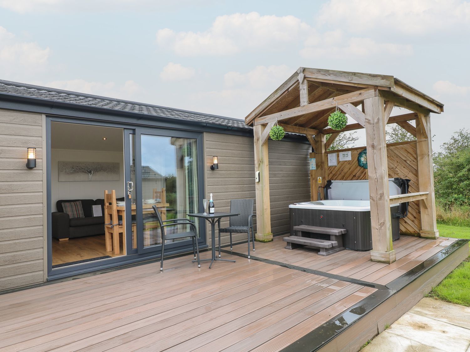 Oak, is near Donisthorpe, Leicestershire. One-bedroom lodge with lakeside views. Hot tub. Romantic. 