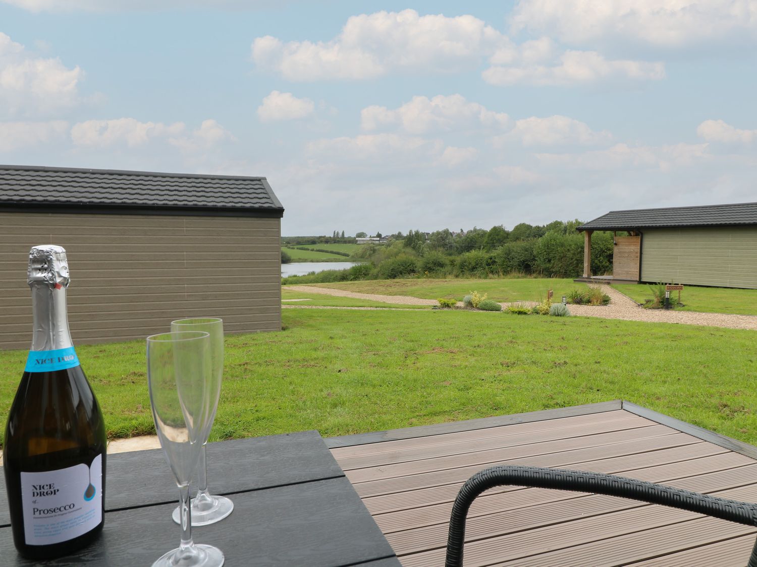 Oak, is near Donisthorpe, Leicestershire. One-bedroom lodge with lakeside views. Hot tub. Romantic. 